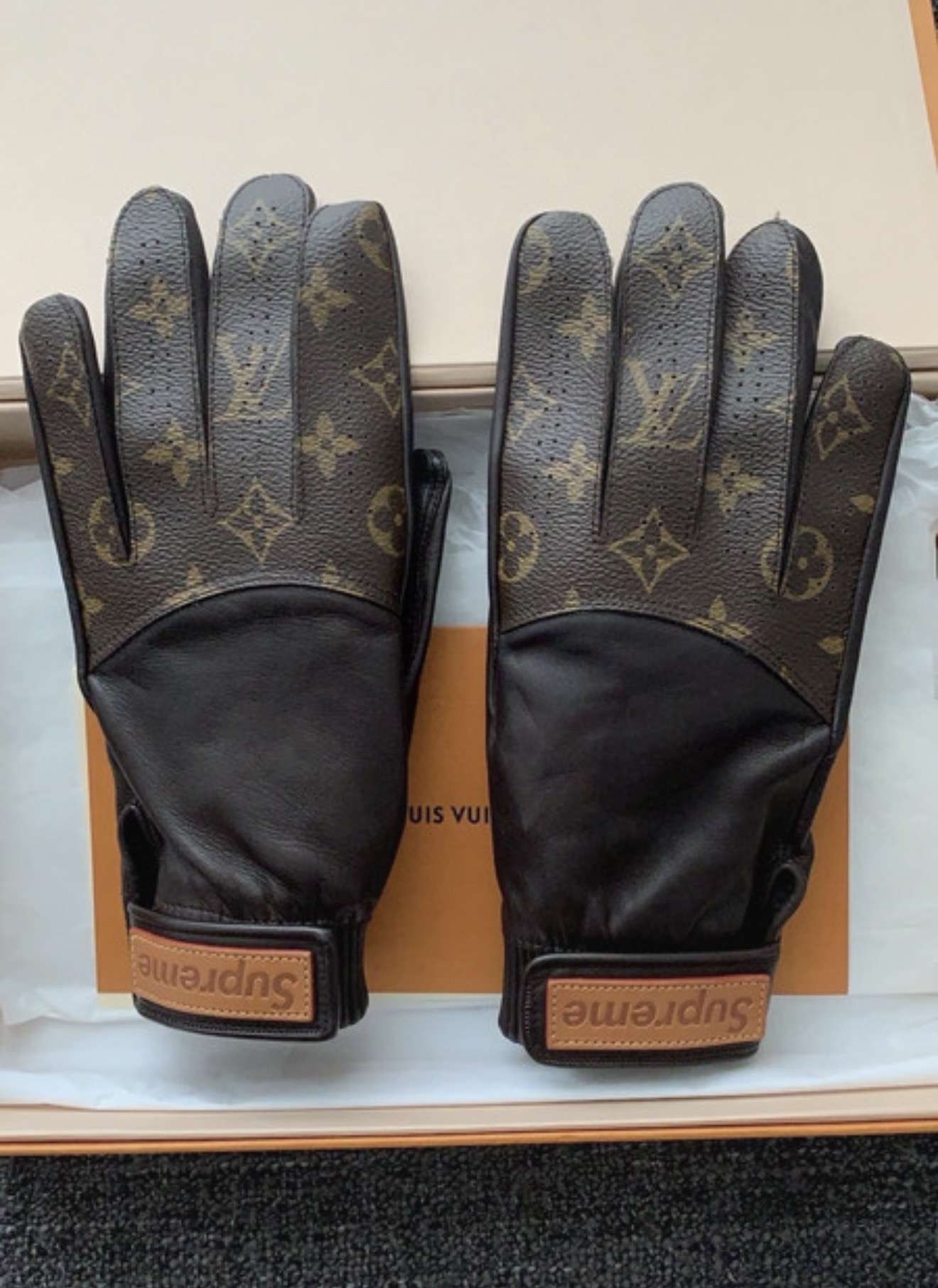 Louis Vuitton supreme rukavice