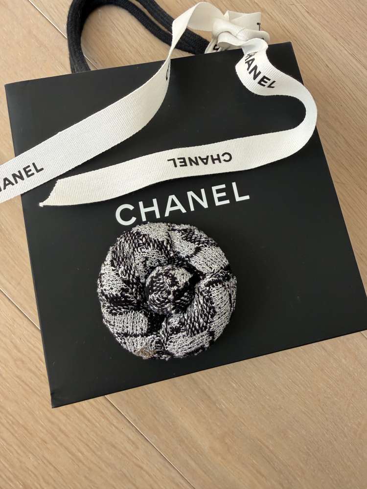 Chanel brosna