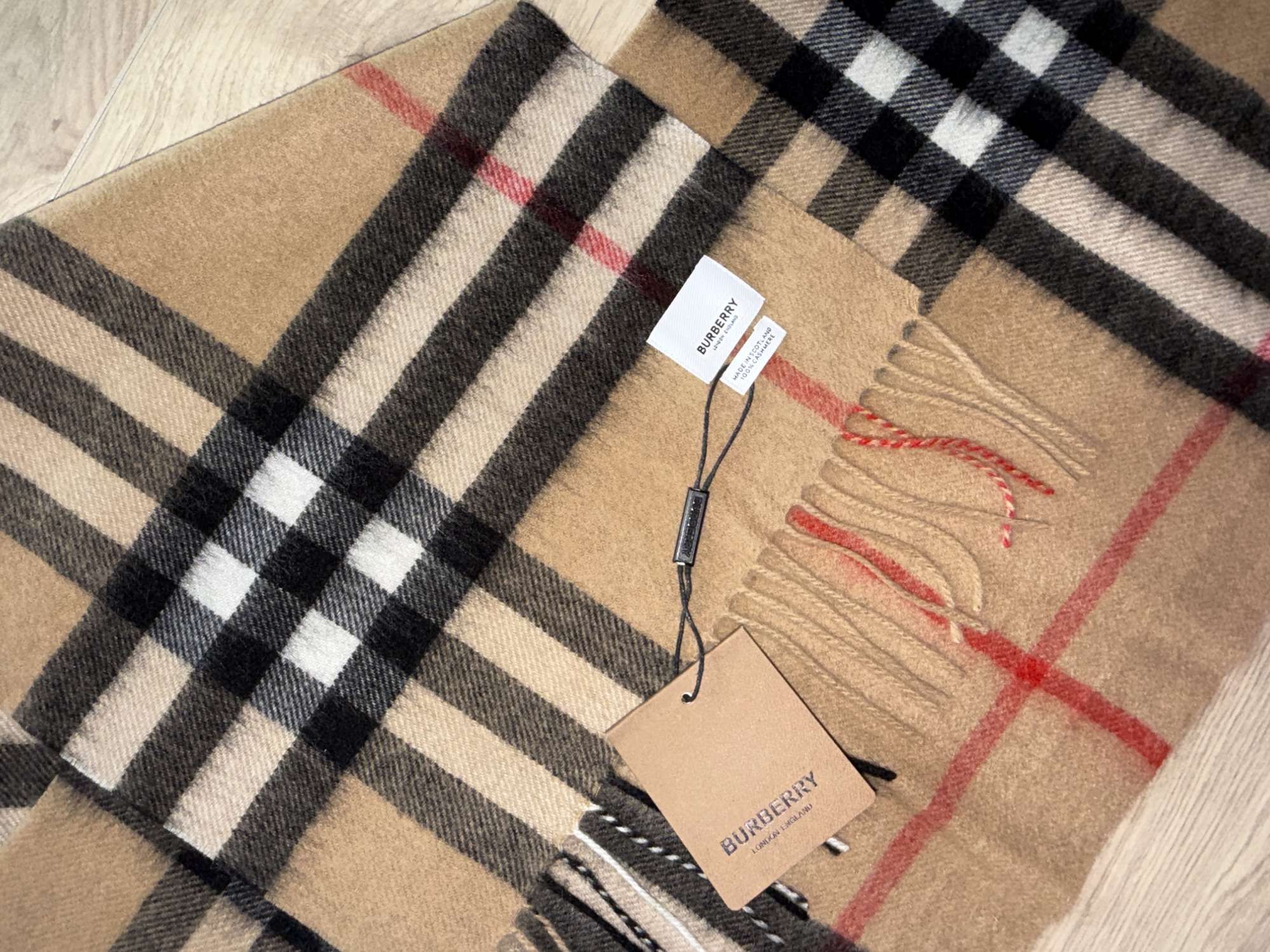 Šál Burberry zo 100 % kašmíru