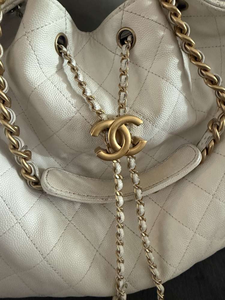 Chanel 25 medium hobo