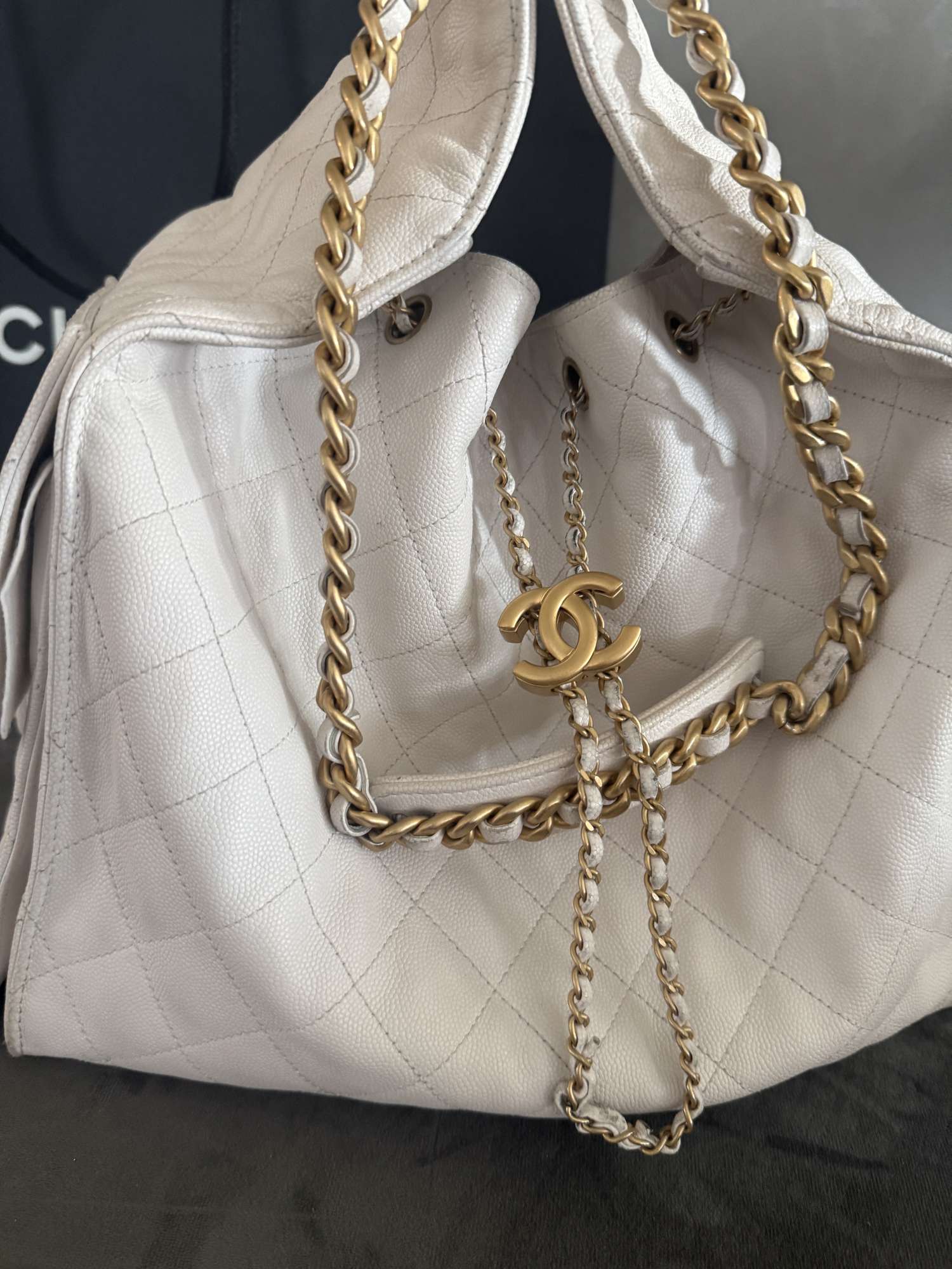 Chanel 25 medium hobo