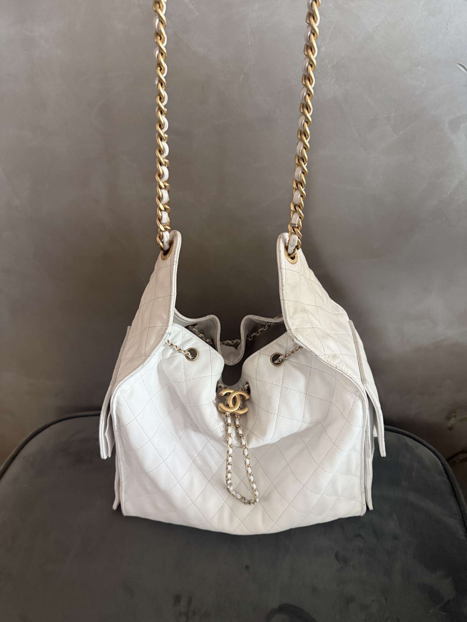 Chanel 25 medium hobo