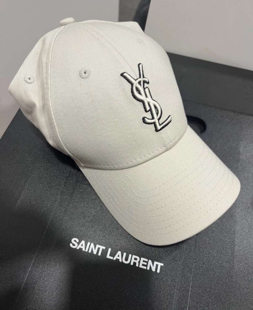 YSL šiltovka
