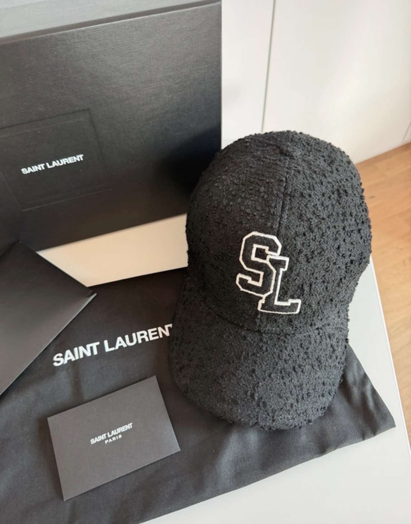 YSL šiltovka