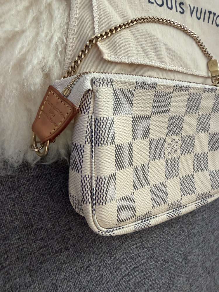 Louis Vuitton mini pochette