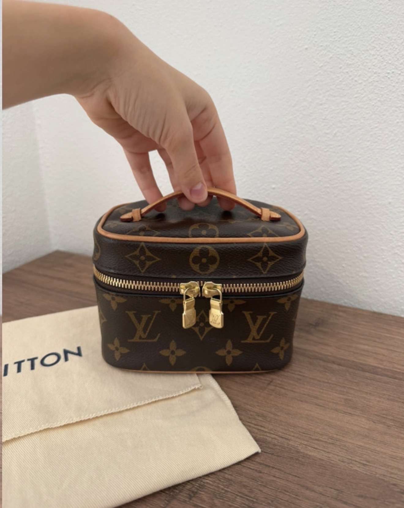 Louis Vuitton Nano kozmetická taška