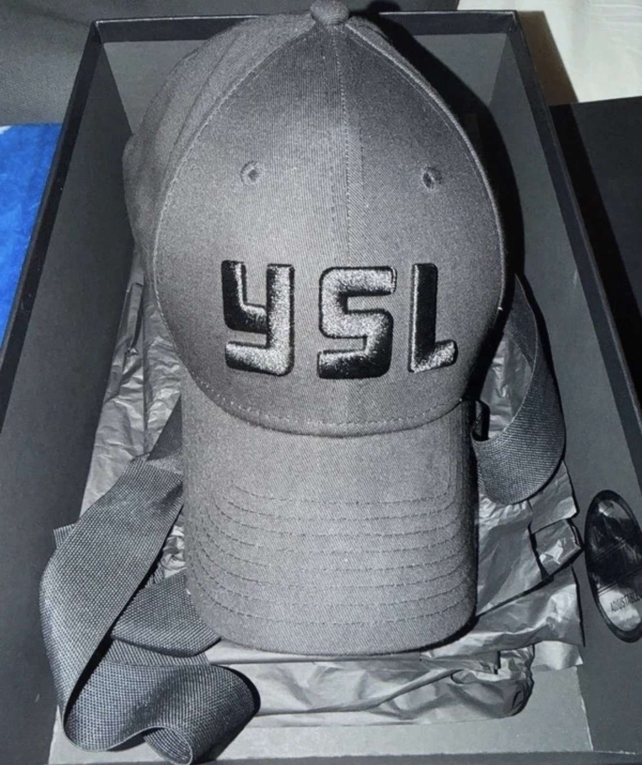 YSL šiltovka