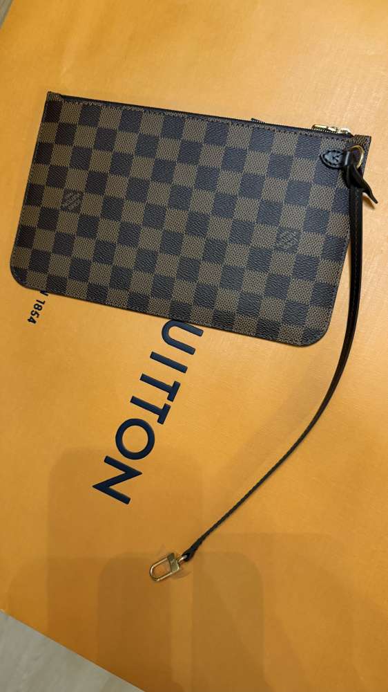 LV pochette