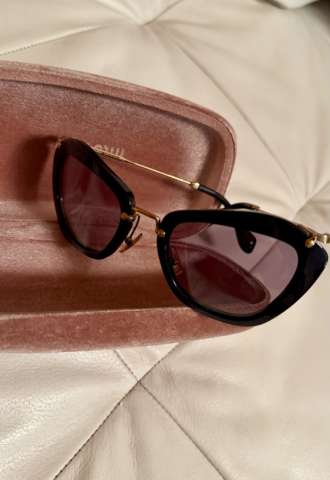 https://vipluxury.sk/Miu Miu cat eye sunglasses