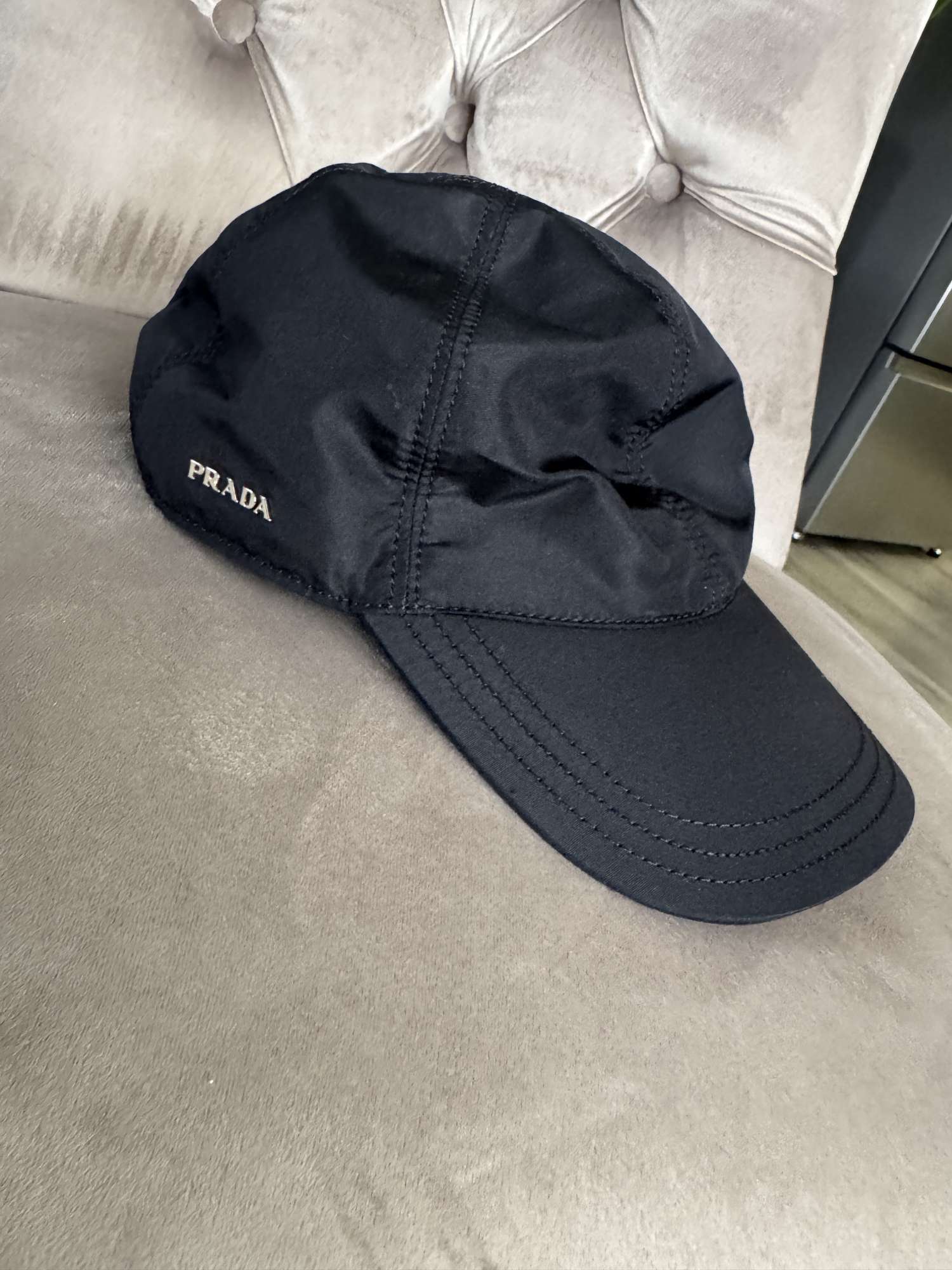 Prada kšiltovka