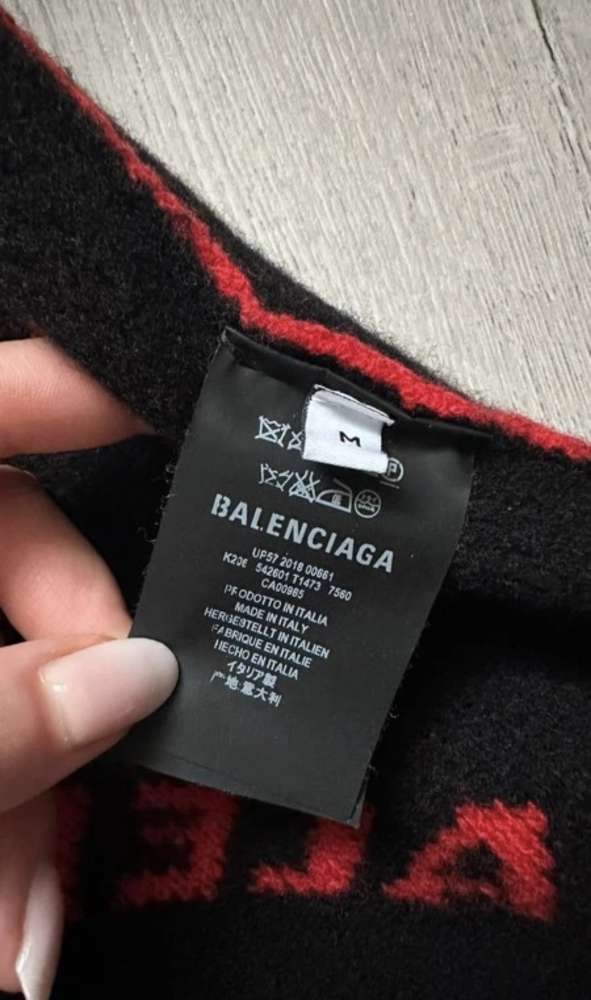 Balenciaga sveter