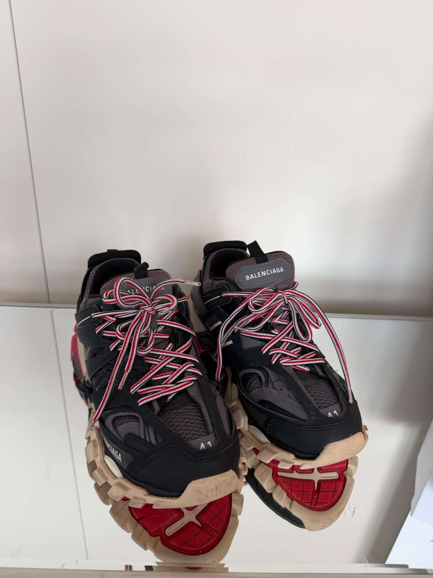 Balenciaga tenisky s červenými detailmi