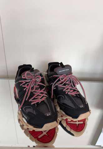 https://vipluxury.sk/Balenciaga tenisky s červenými detailmi