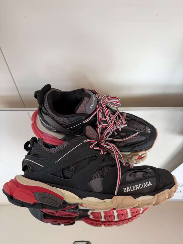 Balenciaga tenisky s červenými detailmi
