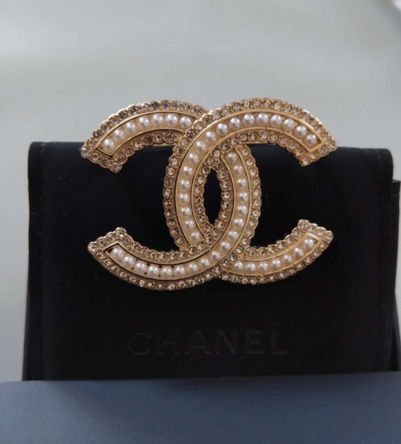 Chanel brošňa
