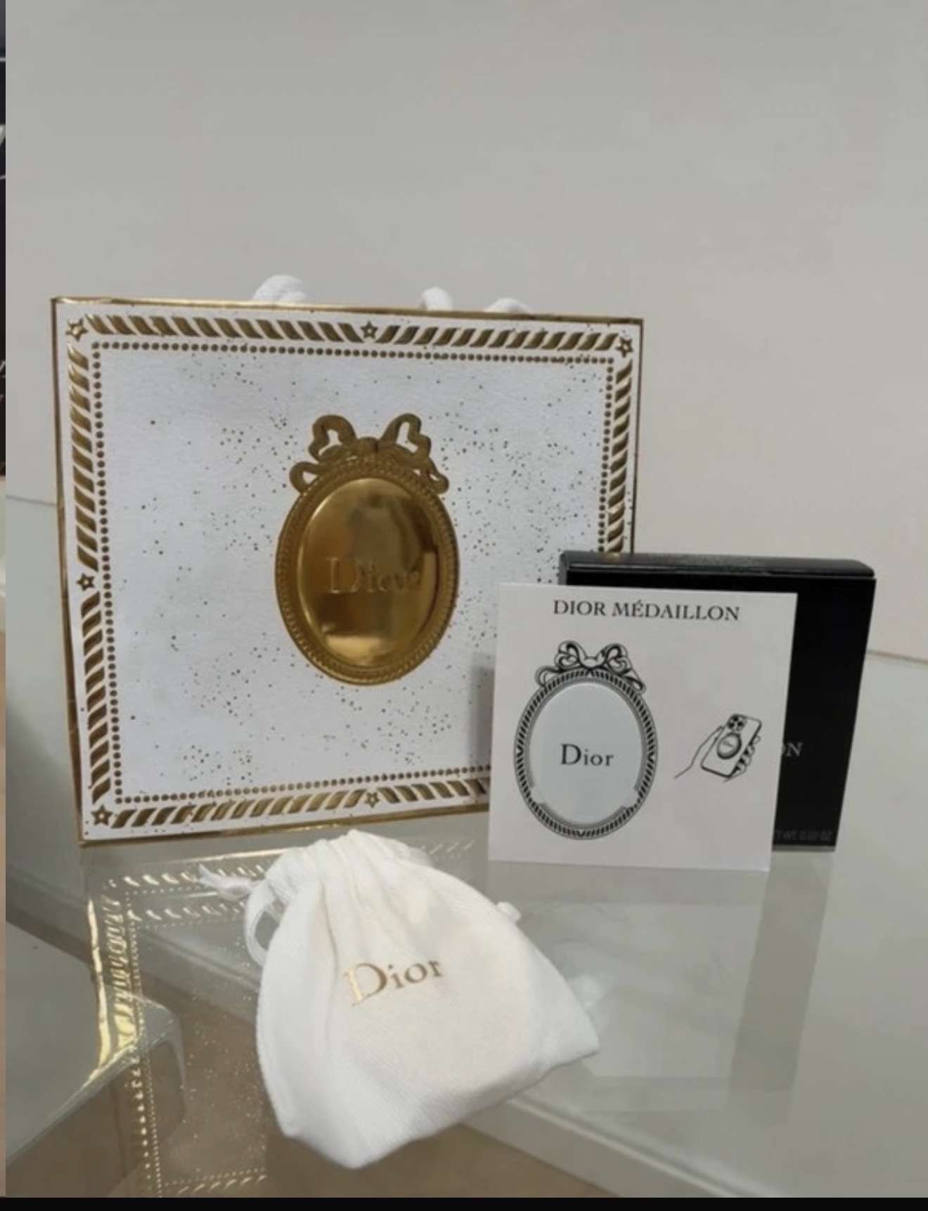 Dior medailonik
