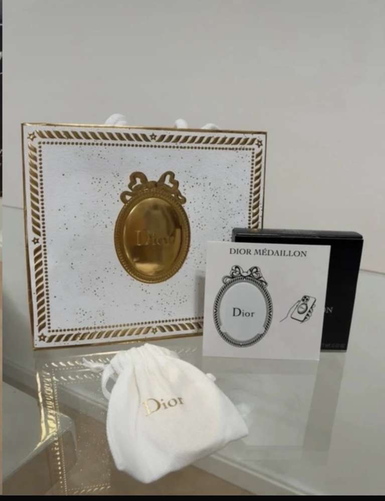 Dior medailonik