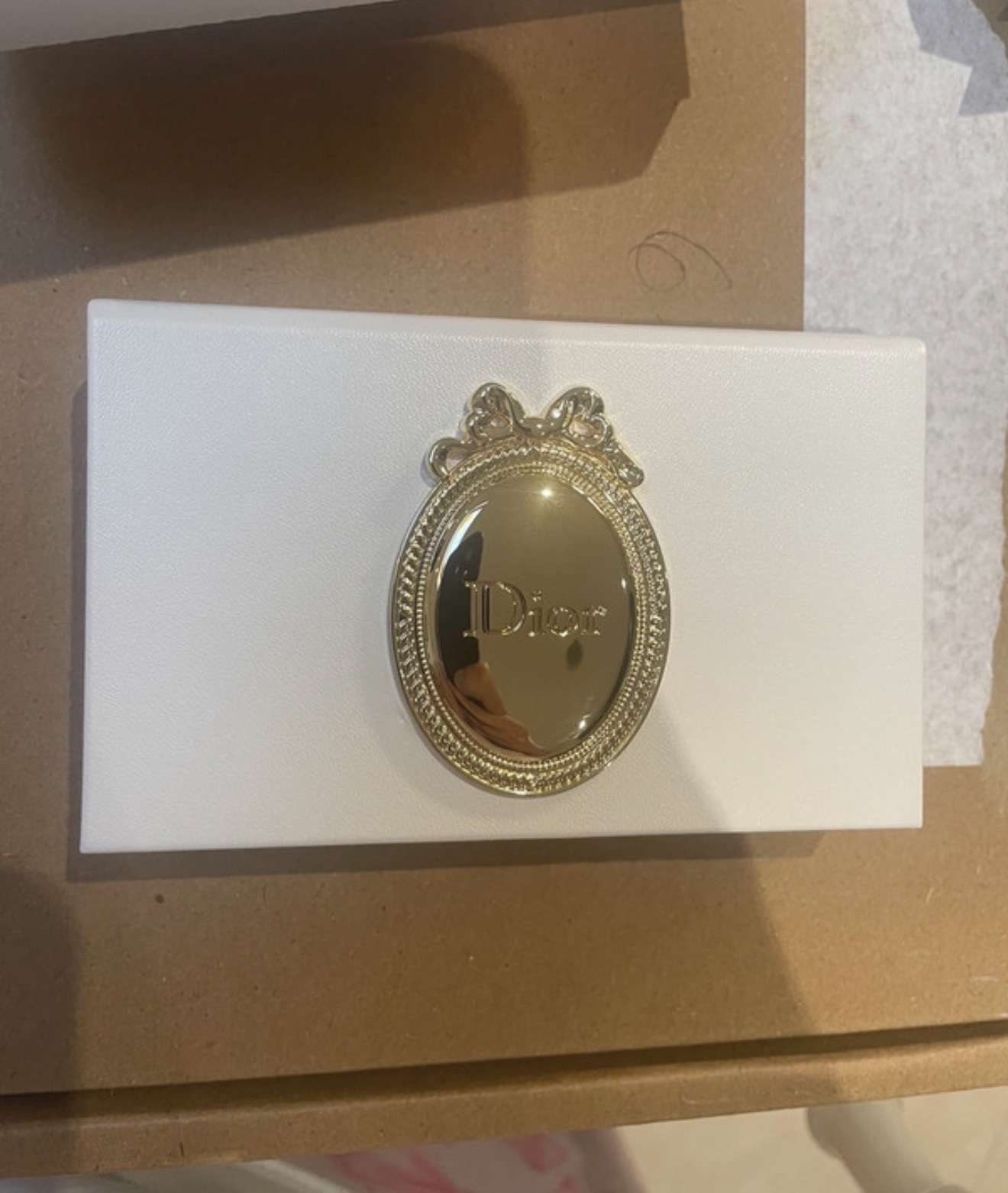 Dior medajlonik s leskom