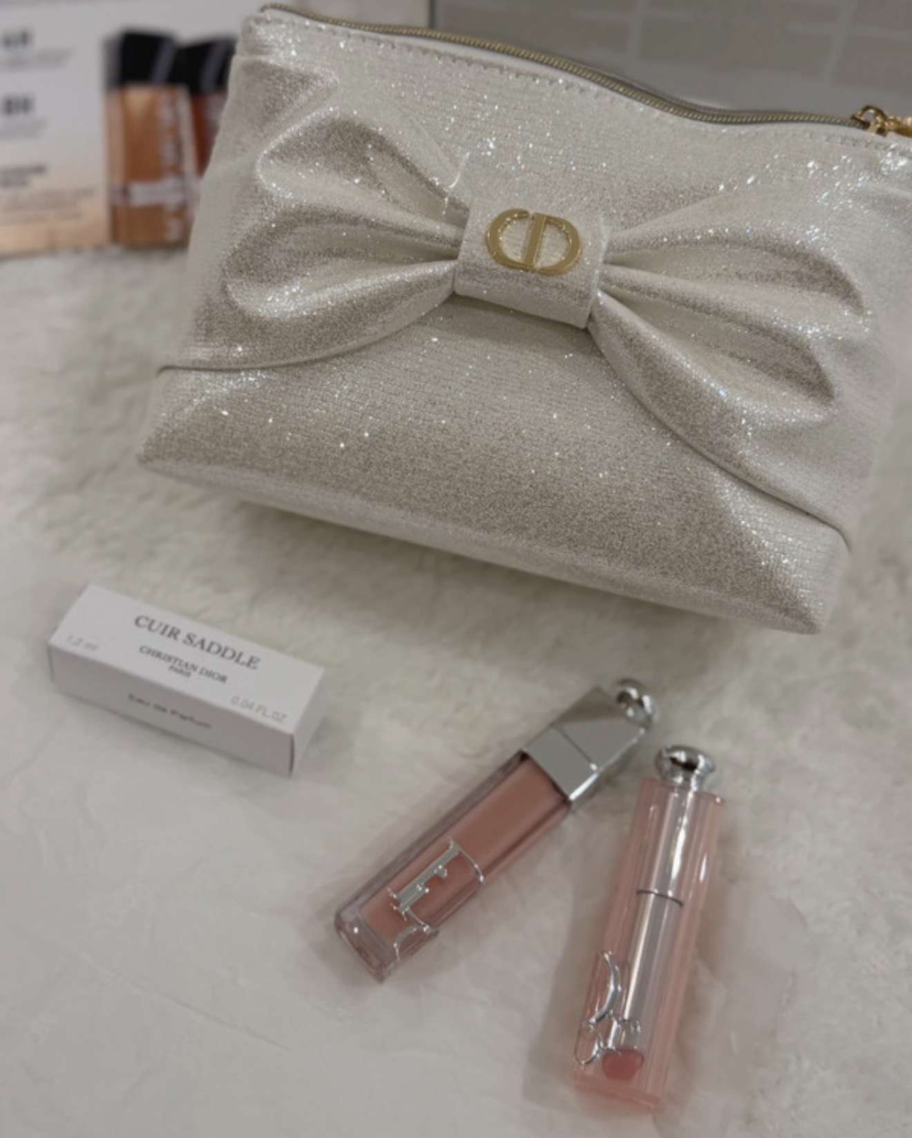 Dior kozmetická tasticka s produktami
