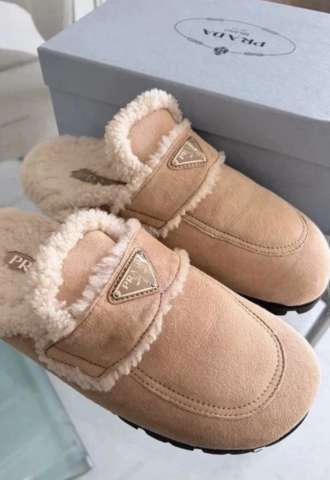 https://vipluxury.sk/Prada papučky 40,5