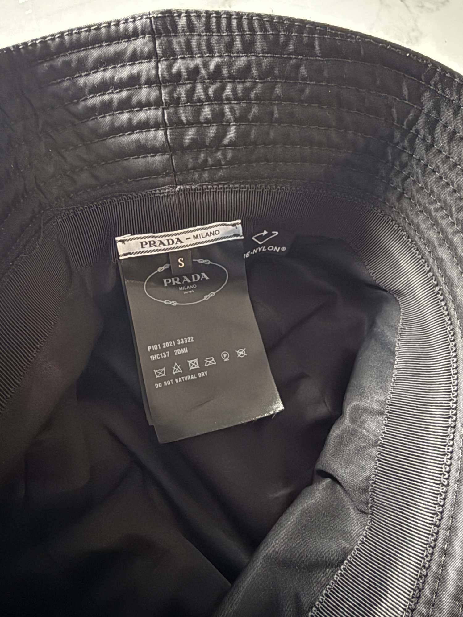 Prada klobuk