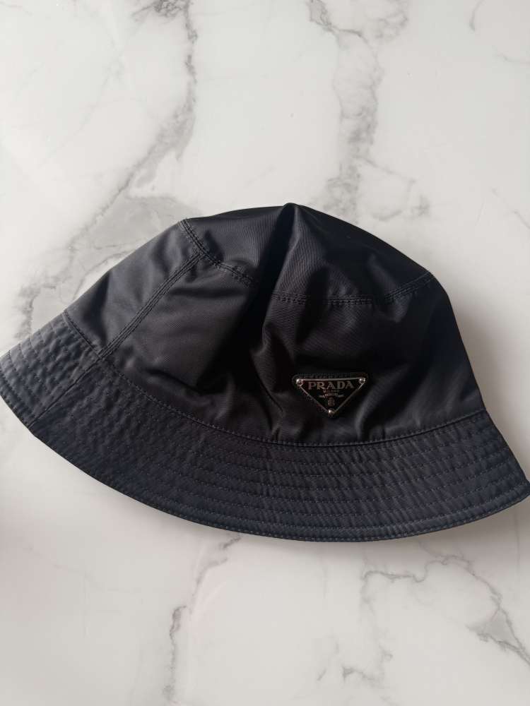 Prada klobuk
