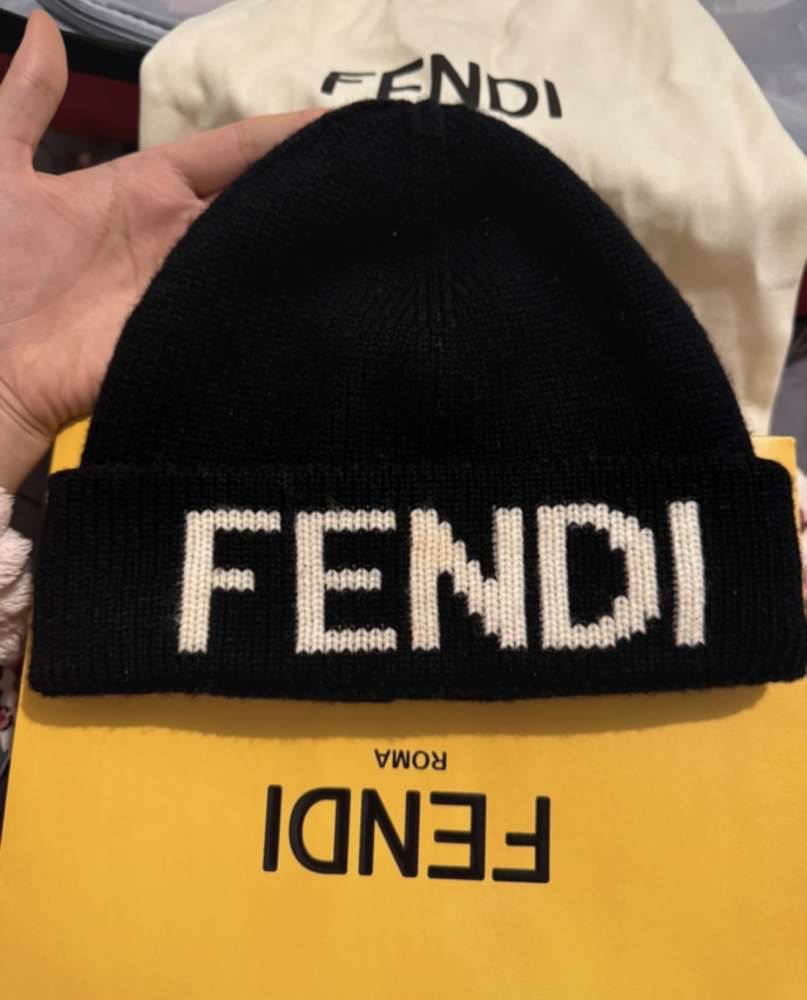 Fendi čiapka