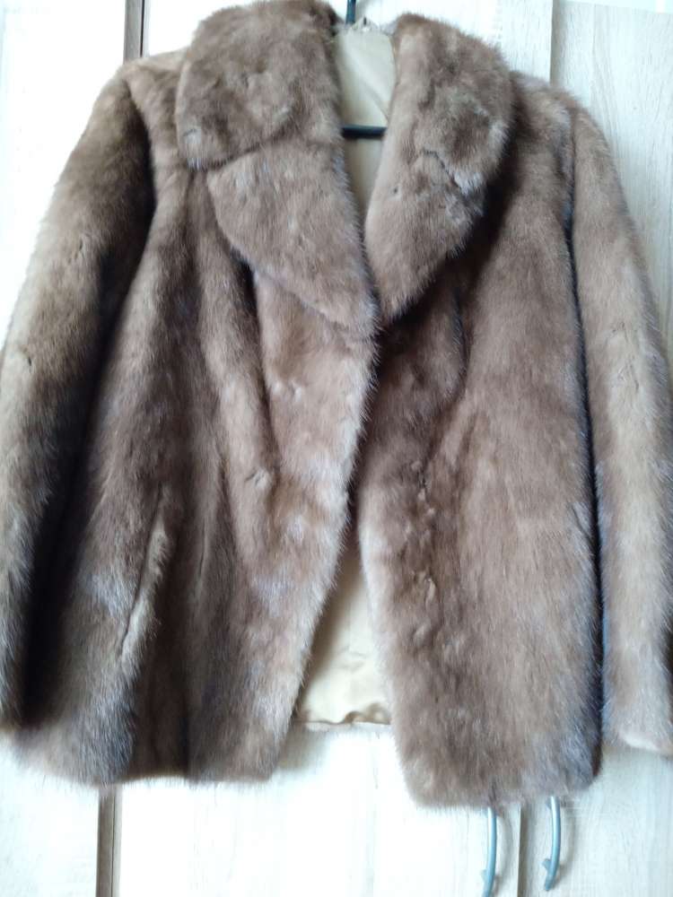Norkovy kožuch SAGA MINK - krátky strih (veľkosť S) - elegantná hnedá farba ( odtieň Demi - Buff )