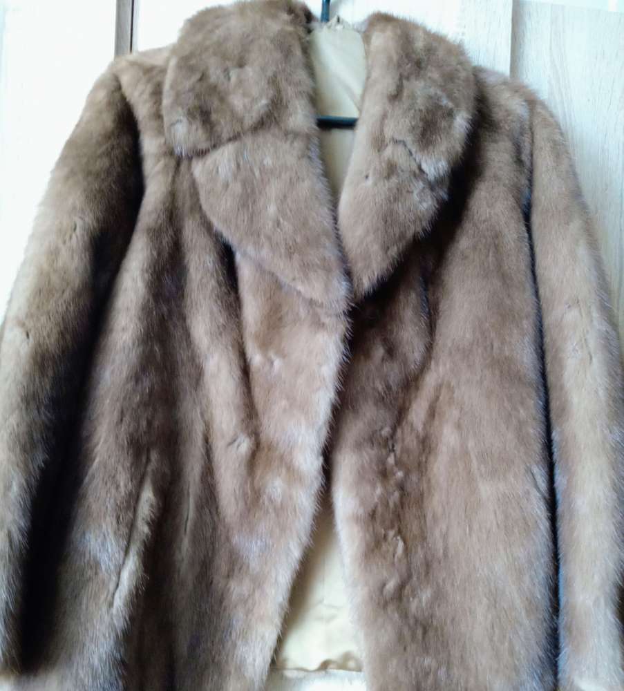 Norkovy kožuch SAGA MINK - krátky strih (veľkosť S) - elegantná hnedá farba ( odtieň Demi - Buff )