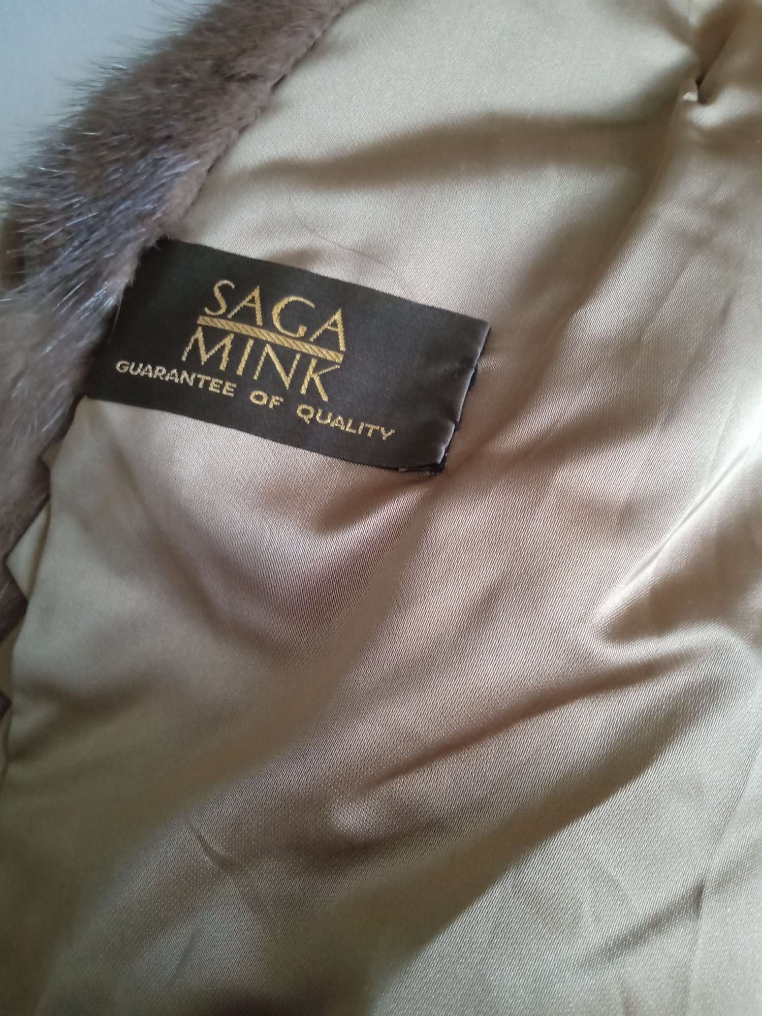 Norkovy kožuch SAGA MINK - krátky strih (veľkosť S) - elegantná hnedá farba ( odtieň Demi - Buff )