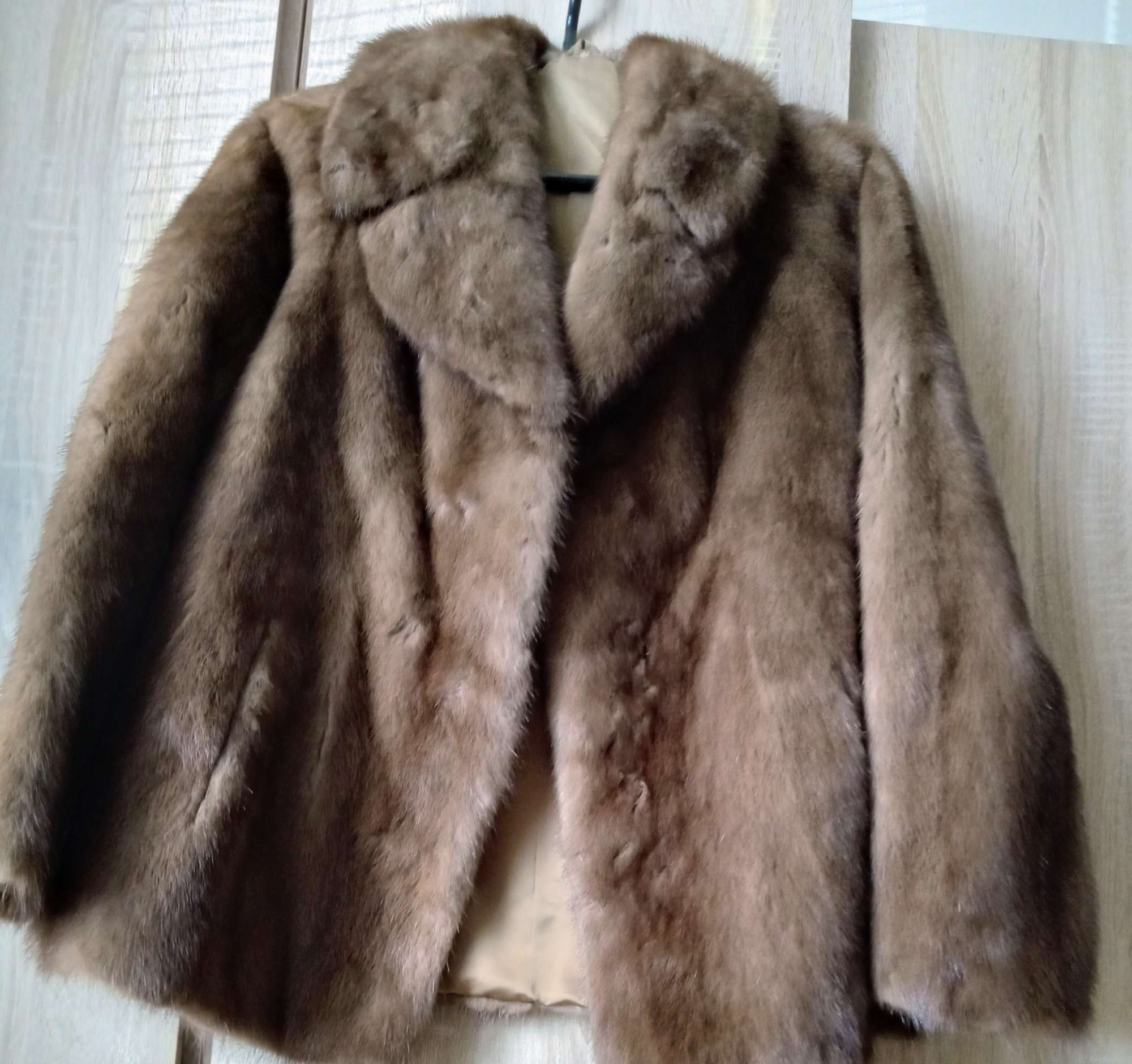 Norkovy kožuch SAGA MINK - krátky strih (veľkosť S) - elegantná hnedá farba ( odtieň Demi - Buff )