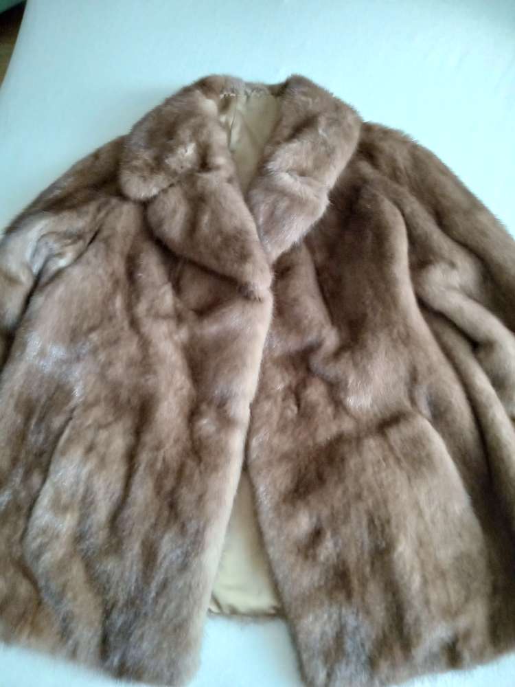 Norkovy kožuch SAGA MINK - krátky strih (veľkosť S) - elegantná hnedá farba ( odtieň Demi - Buff )