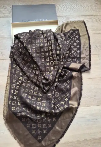 https://vipluxury.sk/Louis Vuitton Monogram Lurex Shine Shawl Brown