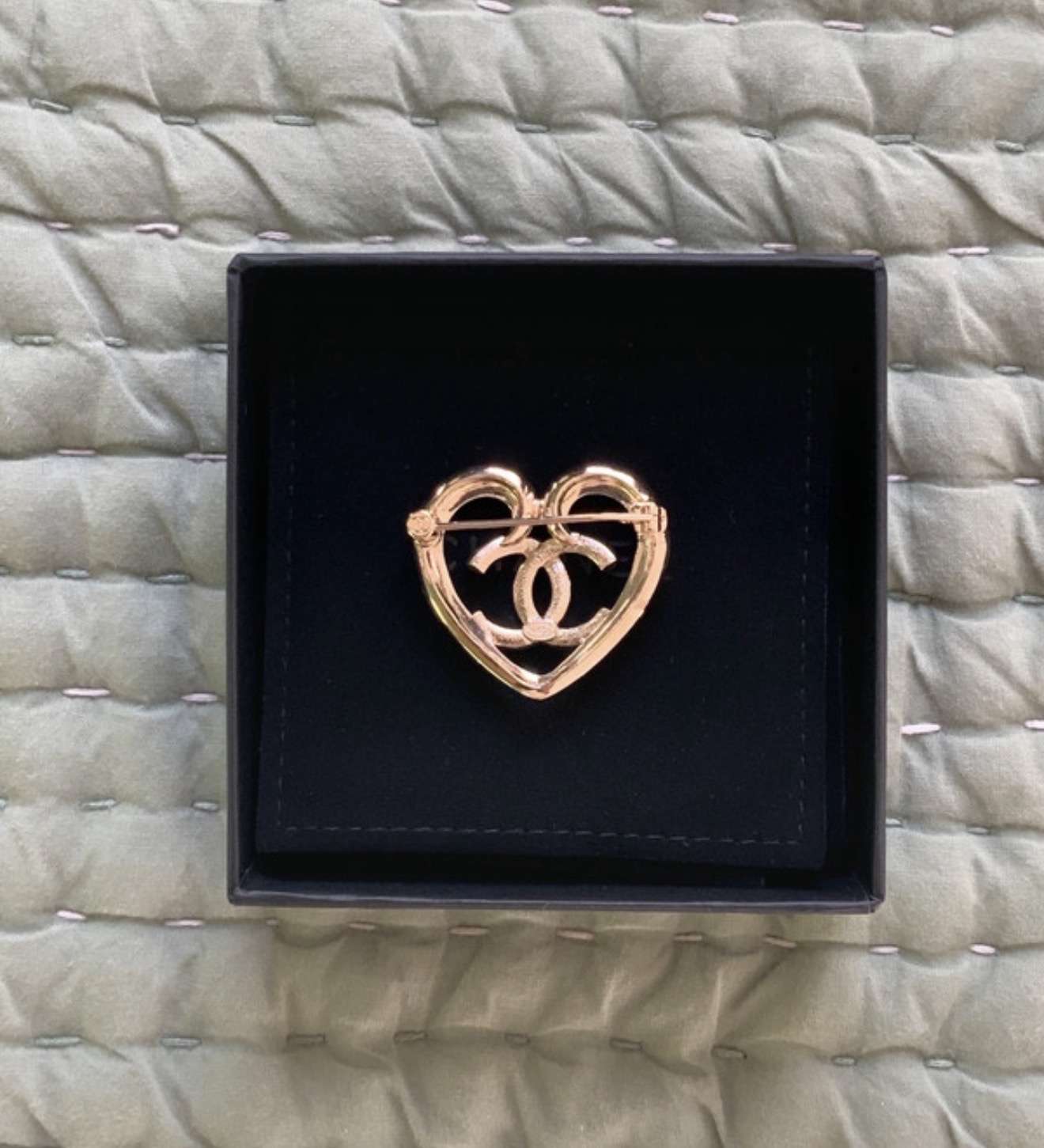 Chanel brošňa